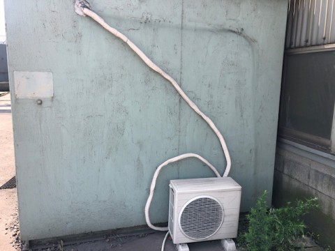 休憩室のエアコン室外機