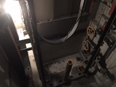 エレベータ室の底